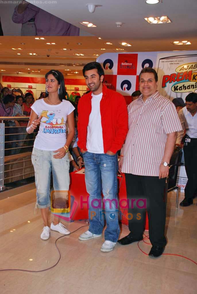 Katrina Kaif, Ranbir Kapoor, Ramesh Taurani promote Ajab Prem ki Ghazab Kahani in Reliance Trends on 2nd Nov 2009 