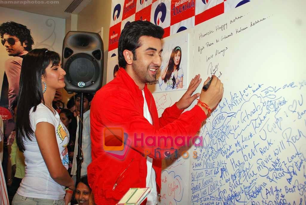 Katrina Kaif, Ranbir Kapoor promote Ajab Prem ki Ghazab Kahani in Reliance Trends on 2nd Nov 2009 