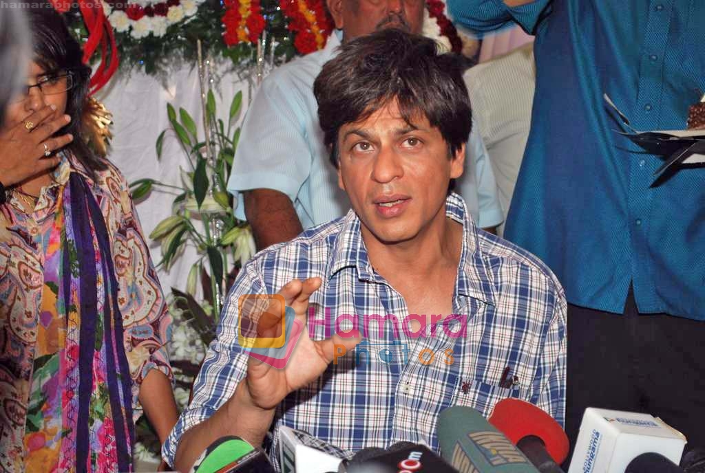 Shahrukh Khan's bday press meet in Mannat on 2nd Nov 2009 