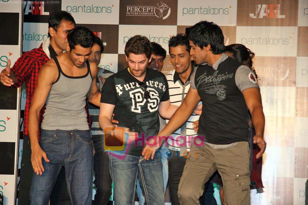 Neil Mukesh at the unveiling of Pantaloons new collection in Pantaloons, Pheonix, mumbai on 3rd Nov 2009 