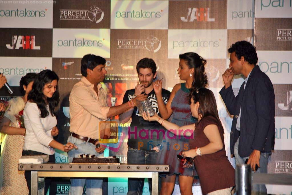 Mugdha Godse, Neil Mukesh, Madhur Bhandarkar at the unveiling of Pantaloons new collection in Pantaloons, Pheonix, mumbai on 3rd Nov 2009 