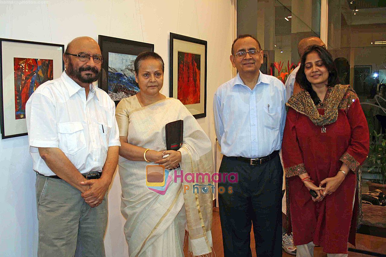 Rakhee Gulzar at Neena Singh art show in Nehru Centre, Mumbai on 6th Nov 2009 