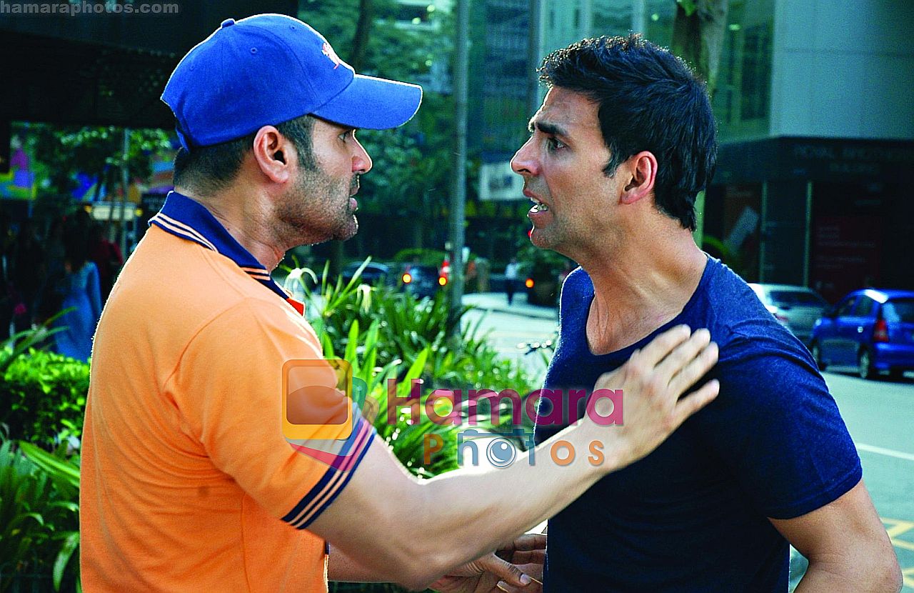 Akshay Kumar, Sunil Shetty in the still from movie De Dhana Dhan / De ...