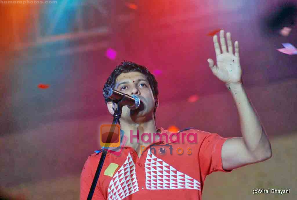 Farhan Aktar performs live at S-Satr Rocks show in Chitrakoot Grounds on 7th Nov 2009 