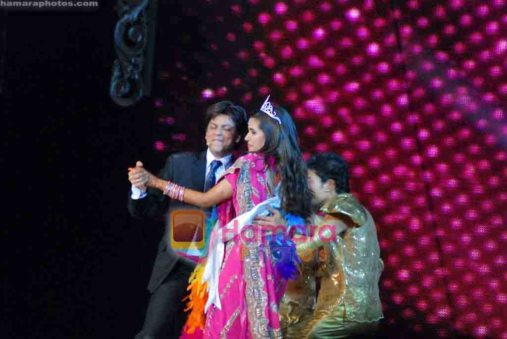 Shahrukh Khan perform at a wedding on 30th April 2009 
