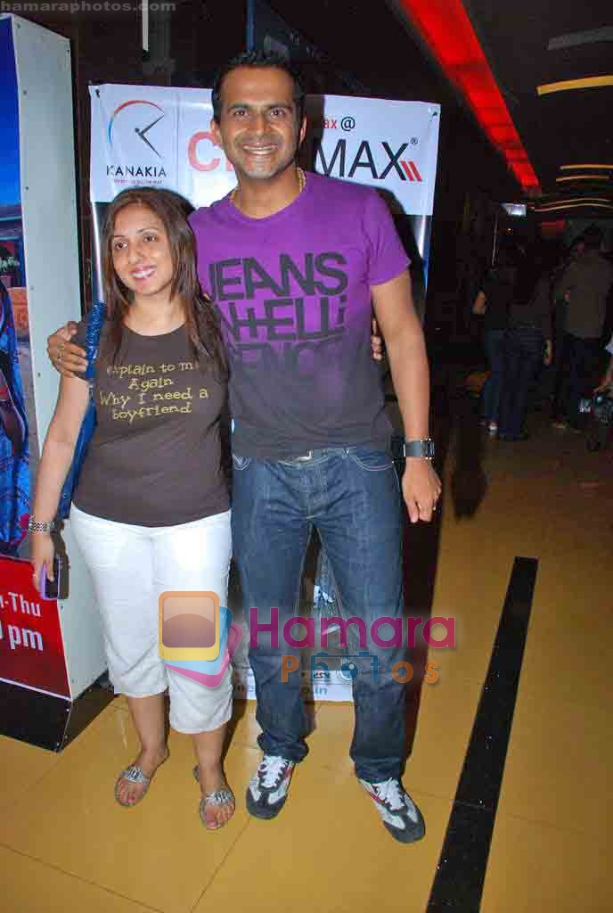 Siddharth Kannan, Munisha Khatwani at 2012 premiere in Cinemax on 11th Nov 2009 ~0