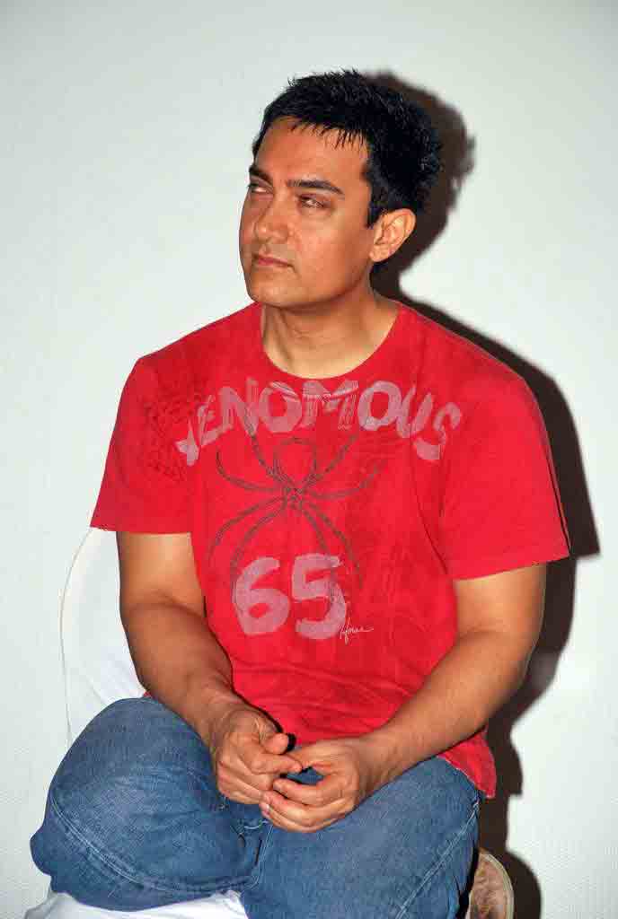 Aamir Khan at 3 Idiots press meet with new song introduction in Inter Continental on 12th Nov 2009 