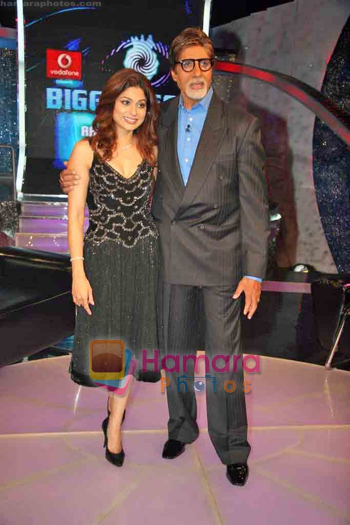 Amitabh Bachchan, Shamita Shetty on the sets of Big Boss 3 in Lonavala on 13th Nov 2009 