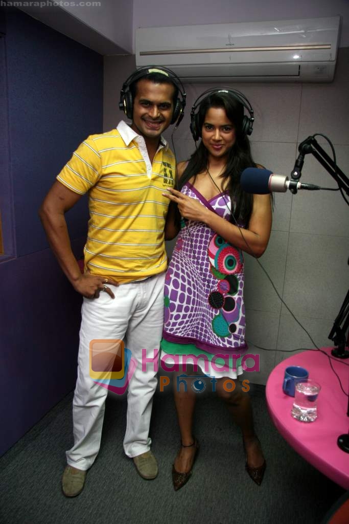 Sameera Reddy with Siddharth Kannan at Meow Fm station on 14th Nov 2009 