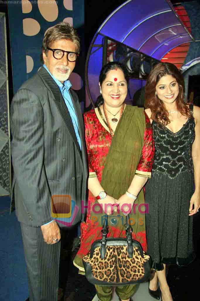 Shamita Shetty, Sunanda Shetty, Amitabh Bachchan on the sets of Big Boss 3 in Lonavala on 13th Nov 2009 