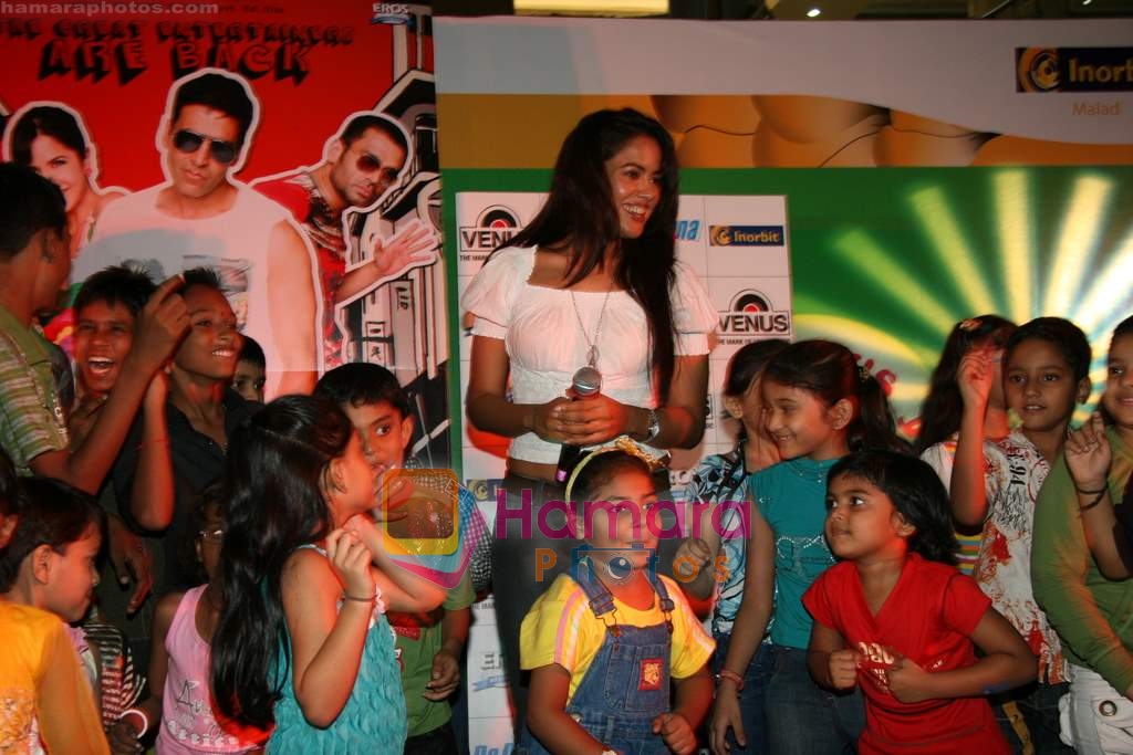 Sameera Reddy promotes De Dhana Dhan in Inorbit Mall on 15th Nov 2009 