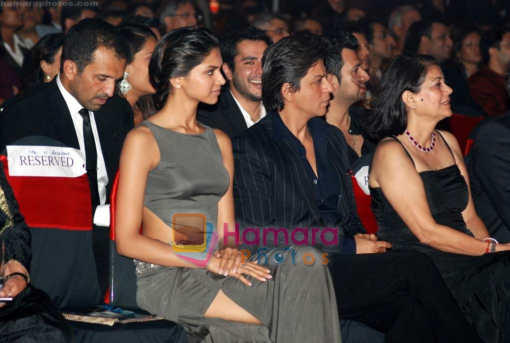 Deepika Padukone, Shahrukh Khan at Cosmopolitan Awards in Mumbai on 20th Nov 2009 
