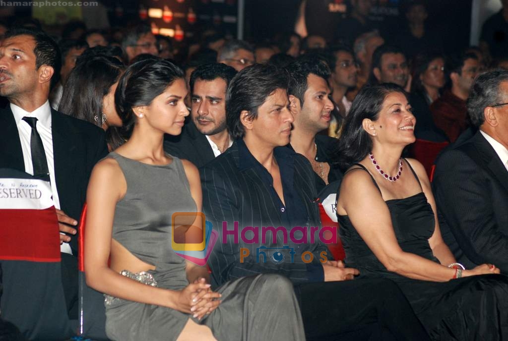 Deepika Padukone, Shahrukh Khan at Cosmopolitan Awards in Mumbai on 20th Nov 2009 