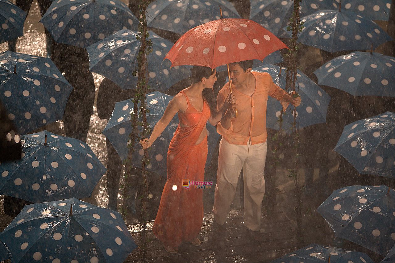 Aamir Khan, Kareena Kapoor in the still from movie 3 Idiots and in song Zoobi Doobi  