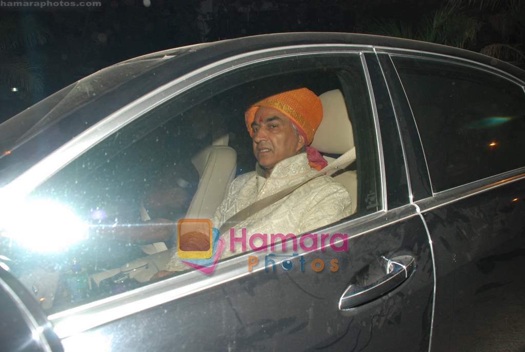 Shilpa Shetty returns with Raj Kundra to Mumbai, Juhu on 22nd Nov 2009 