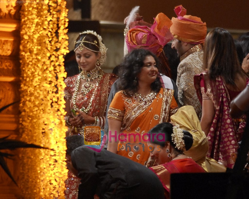 Shilpa Shetty and Raj Kundra take Saat Pheras in Khandala, Mumbai on 22nd Nov 2009 