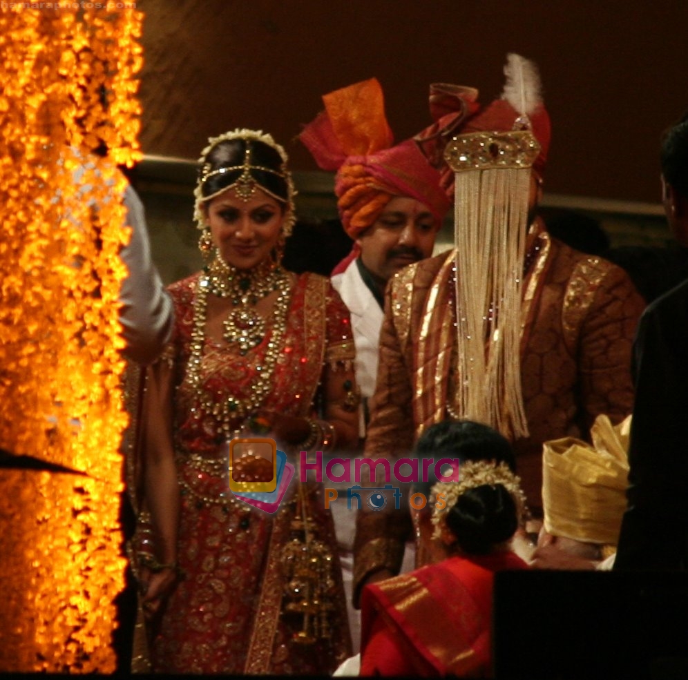 Shilpa Shetty and Raj Kundra take Saat Pheras in Khandala, Mumbai on 22nd Nov 2009 