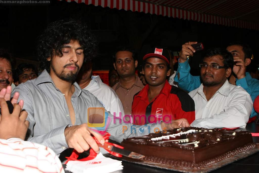 Sonu Nigam at the launch of Coffee Express at Firangi Market in Lokhandwala on 25th Nov 2009 