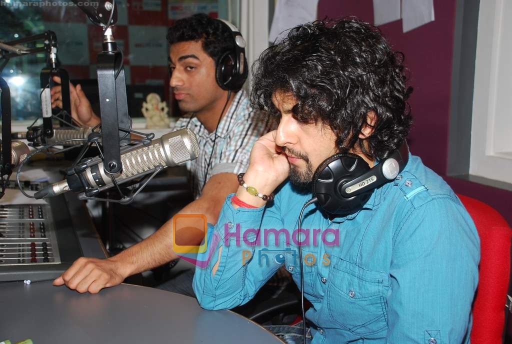 Sonu Nigam at Big FM studios in Andheri on 25th Nov 2009 