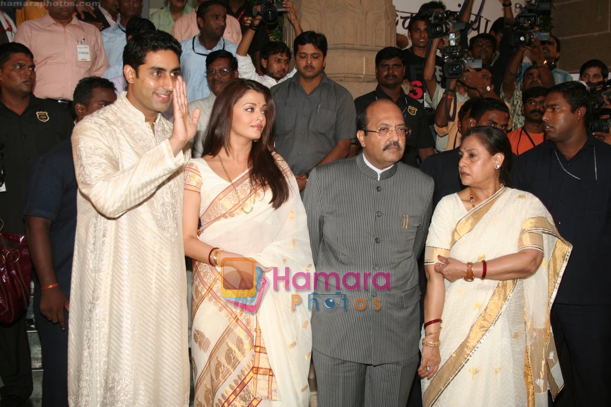 Aishwarya Rai Bachchan, Abhishek Bachchan, Amar Singh, Jaya Bachchan at Madhushala launch on 28th Nov 2009 