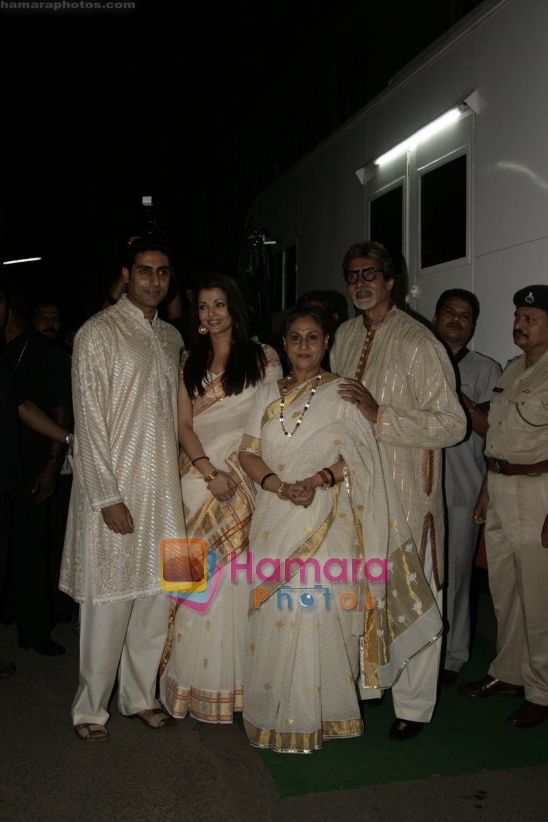 Aishwarya Rai Bachchan, Abhishek Bachchan, Amitabh Bachchan, Jaya Bachchan at Madhushala launch on 28th Nov 2009 