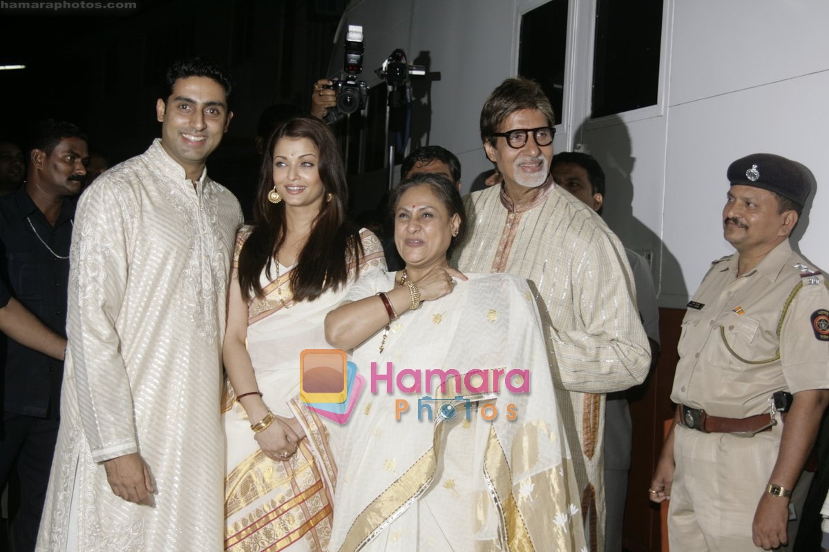Aishwarya Rai Bachchan, Abhishek Bachchan, Amitabh Bachchan, Jaya Bachchan at Madhushala launch on 28th Nov 2009 