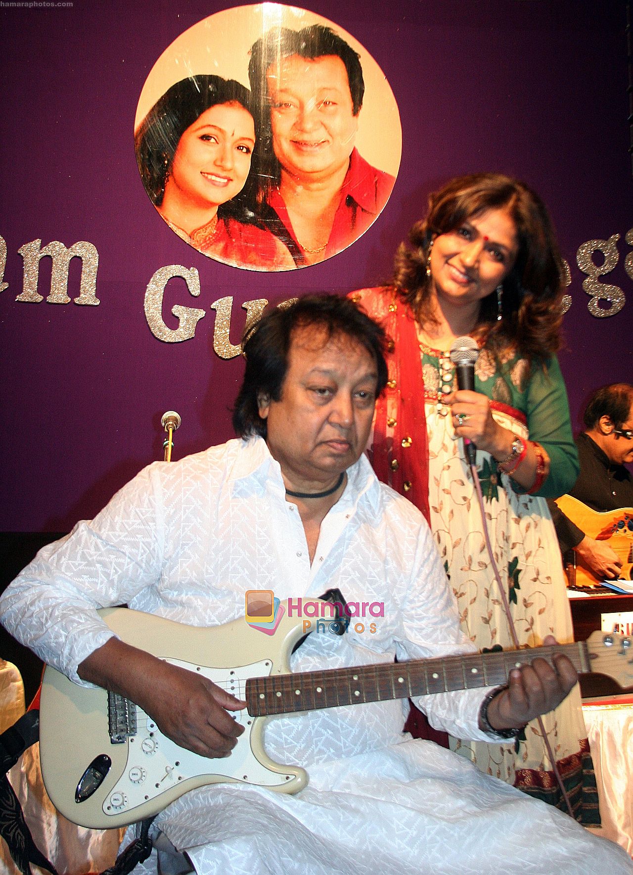 Bhupinder Singh with Mitali Singh at live musical extravaganza titled Lets Go Legend- Naam Gum Jayega in Ravindra Natya Mandir Prabhadevi on 29th Nov 2009 
