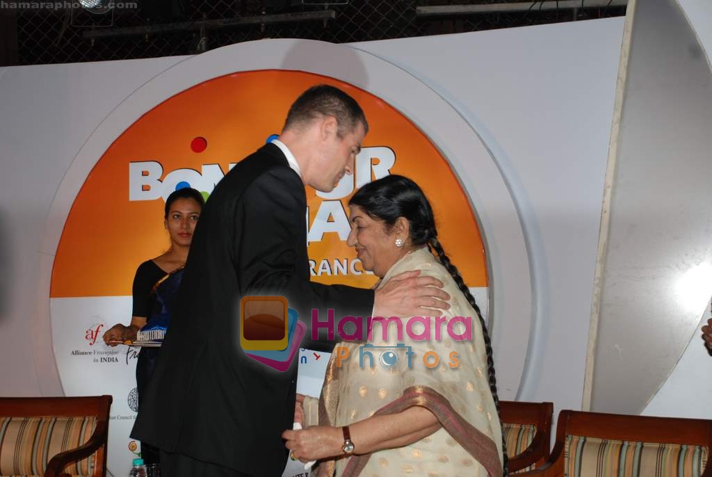 Lata Mangeshkar at the French cultural festival Bonjour India in Mumbai on 2nd Dec 2009 