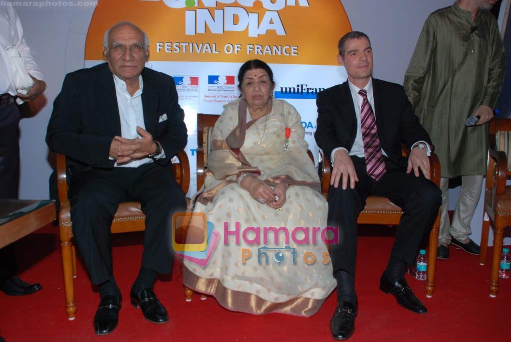 Lata Mangeshkar, Yash Chopra at the French cultural festival Bonjour India in Mumbai on 2nd Dec 2009 