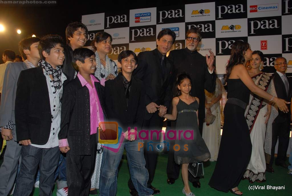 Shahrukh Khan, Amitabh Bachchan at Paa premiere in Mumbai on 3rd Dec 2009 