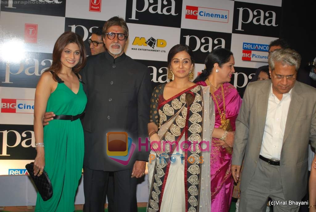 Shamita, Amitabh Bachchan, Vidya Balan at Paa premiere in Mumbai on 3rd Dec 2009 