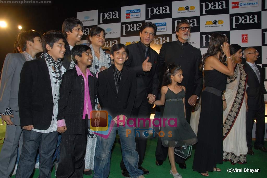 Shahrukh Khan, Amitabh Bachchan at Paa premiere in Mumbai on 3rd Dec 2009 
