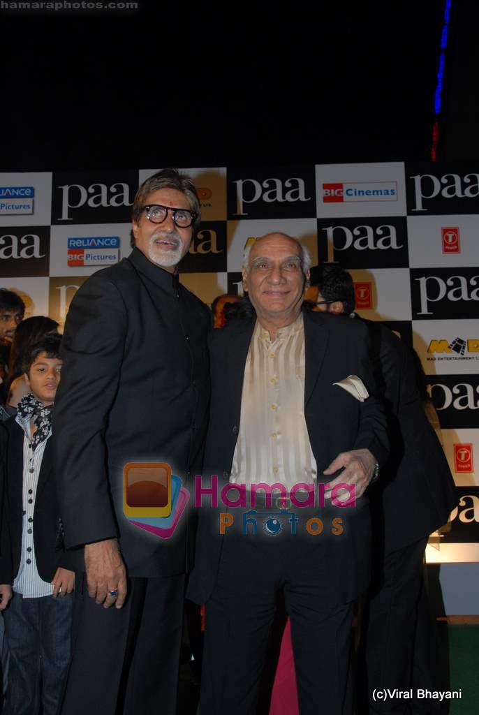 Amitabh Bachchan, Yash Chopra at Paa premiere in Mumbai on 3rd Dec 2009 