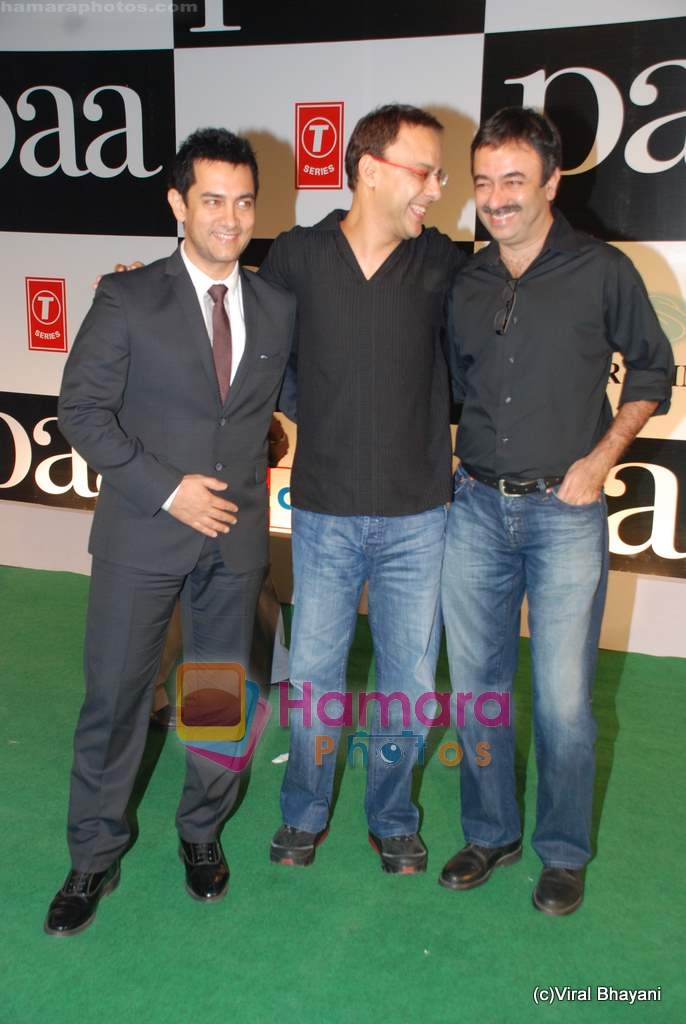 Aamir Khan, Vidhu Vinod Chopra at Paa premiere in Mumbai on 3rd Dec 2009 