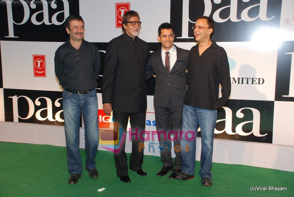 Amitabh Bachchan, Aamir Khan, Vidhu Vinod Chopra at Paa premiere in Mumbai on 3rd Dec 2009 