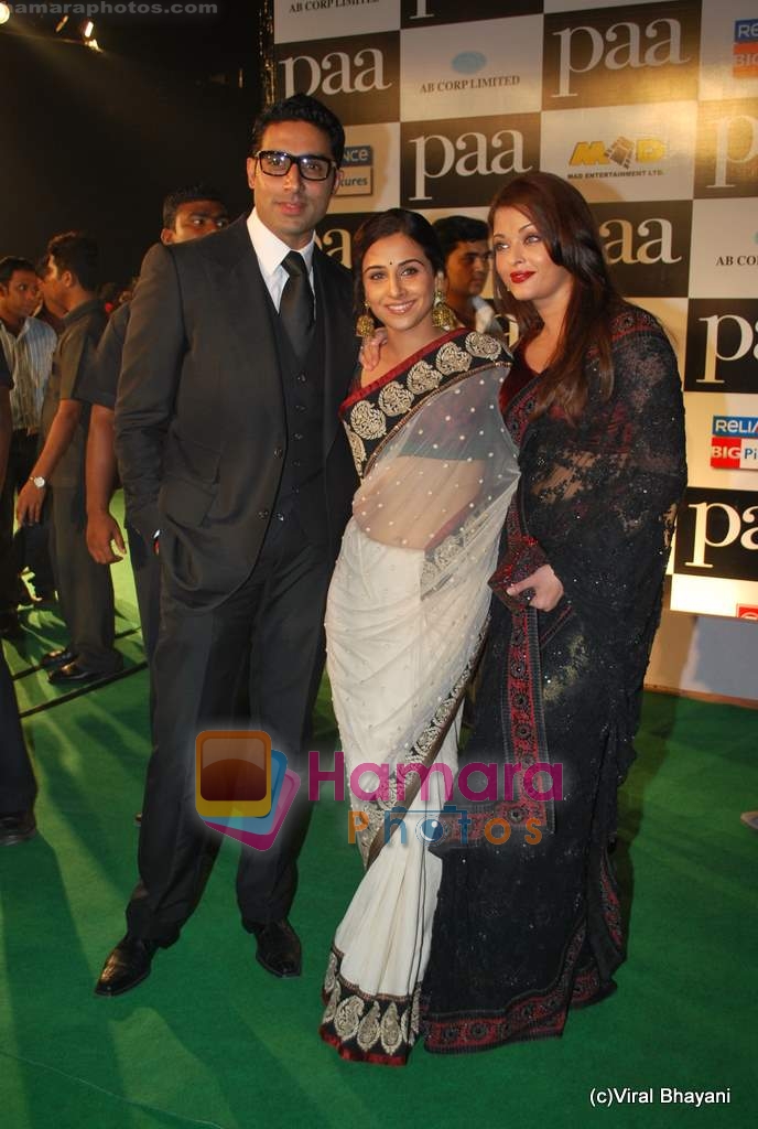 Abhishek Bachchan, Vidya Balan, Aishwarya Rai at Paa premiere in Mumbai on 3rd Dec 2009 