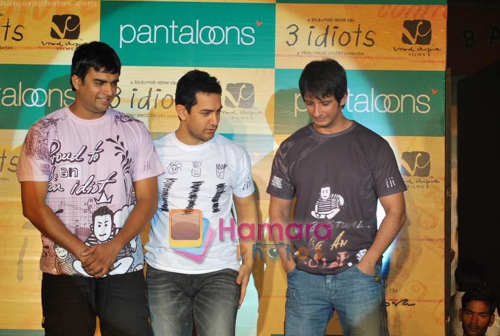 Madhavan, Aamir Khan, Sharman Joshi at Pantaloons 3 Idiots fashion show in Phoneix Mill on 4th Dec 2009 