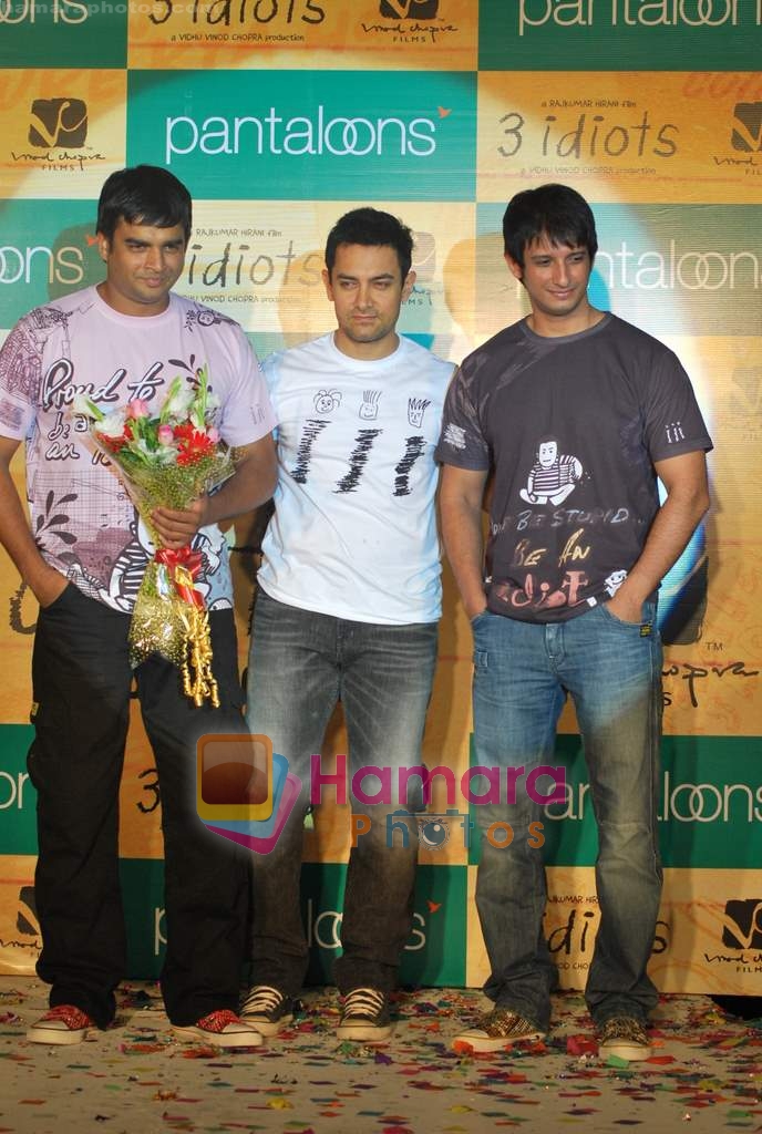 Madhavan, Aamir Khan, Sharman Joshi at Pantaloons 3 Idiots fashion show in Phoneix Mill on 4th Dec 2009 