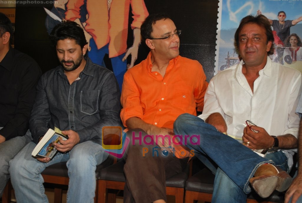 Arshad Warsi, Sanjay Dutt, Vidhu Vinod Chopra at the Launch of Lage Raho Munnabhai Book in Mumbai on 7th Dec 2009 