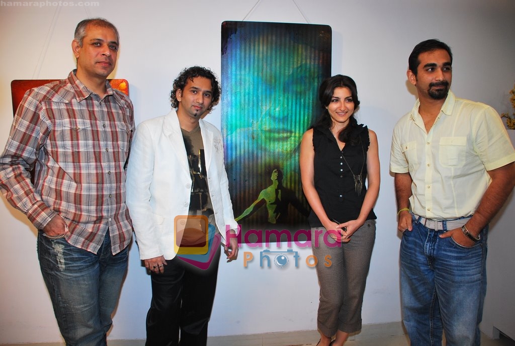 Soha Ali Khan, Kunal Deshmukh at Shailesh Achrekar's paintings preview in Mumbai on 10th Dec 2009 