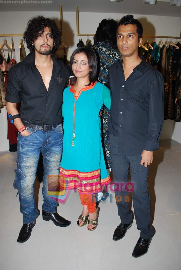 Sonu Nigam, Divya Dutta, Vikram Phadnis at the Launch of VIKRAM PHADNIS boutique with Malaga  launches his exclusive boutique in Juhu on 12th Dec 2009 