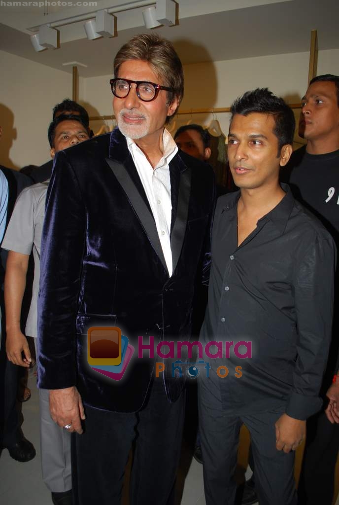 Amitabh Bachchan, Vikram Phadnis at the Launch of VIKRAM PHADNIS boutique with Malaga  launches his exclusive boutique in Juhu on 12th Dec 2009 