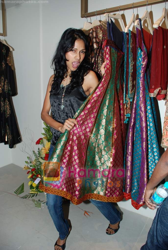 Nethra Raghuraman at the Launch of VIKRAM PHADNIS boutique with Malaga  launches his exclusive boutique in Juhu on 12th Dec 2009 