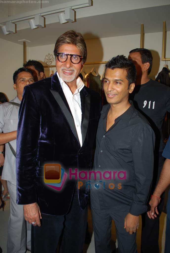 Amitabh Bachchan, Vikram Phadnis at the Launch of VIKRAM PHADNIS boutique with Malaga  launches his exclusive boutique in Juhu on 12th Dec 2009 