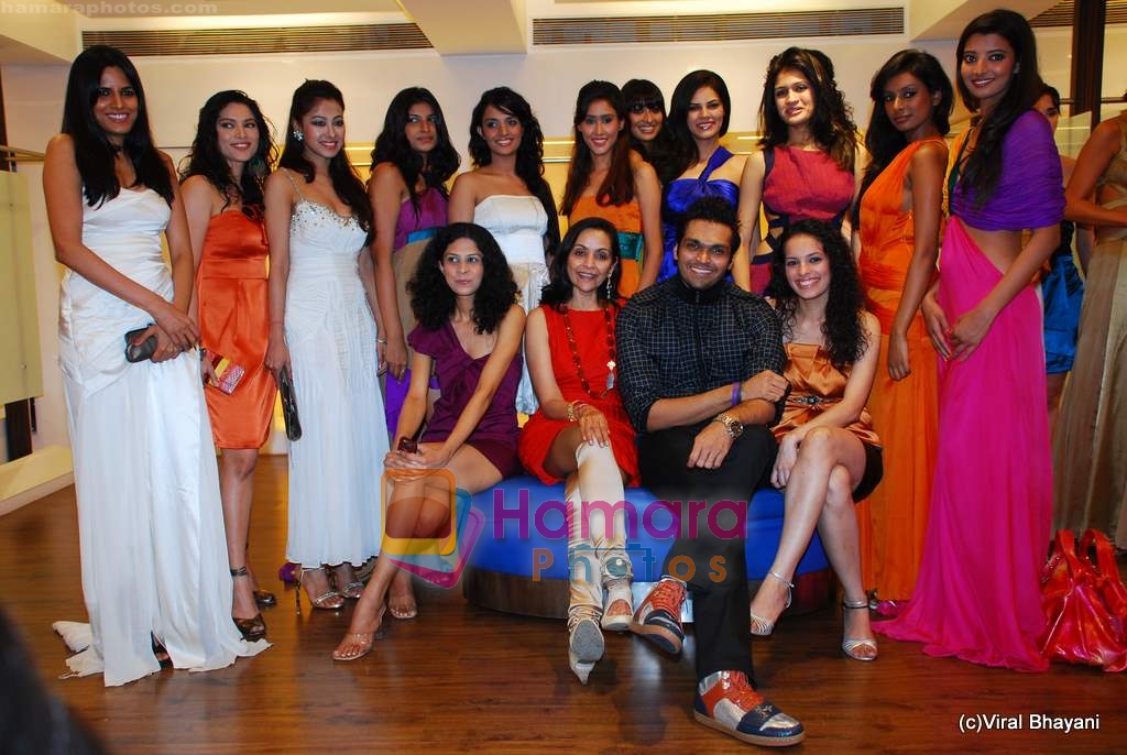 Swapnil Shinde dresses record breaking models at a single event in Kemps Corner on 14th Dec 2009 
