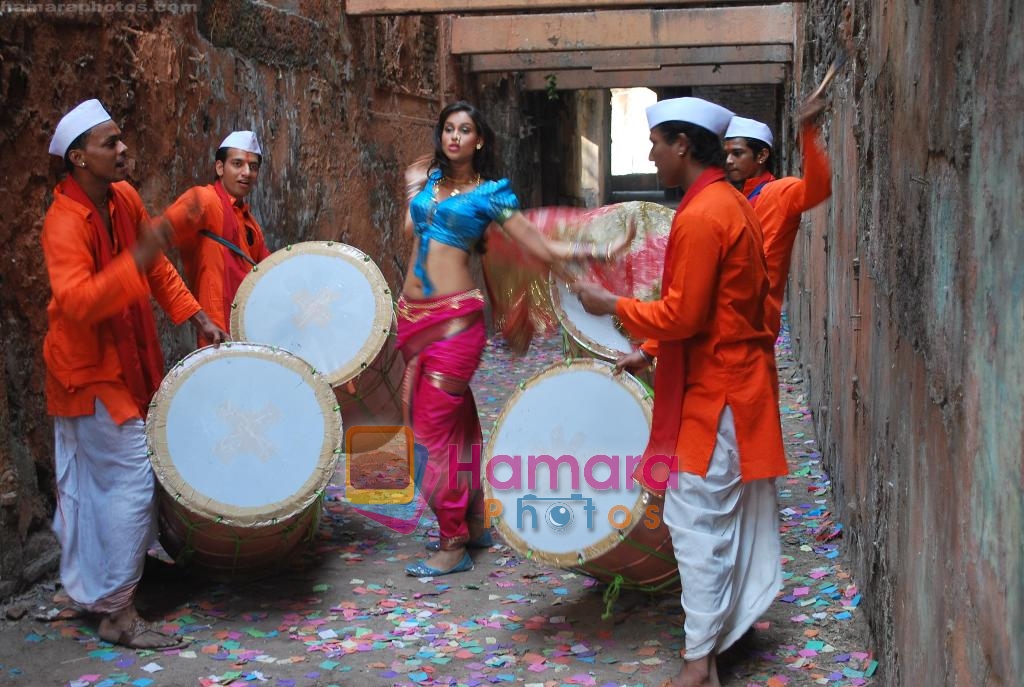 Amruta Patki shoots for music album to promote Marathi film CANVAS on 12th Dec 2009 
