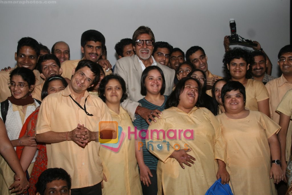 Amitabh Bachchan graces screening of Paa for special kids in Fun Republic, Andheri on 20th Dec 2009 