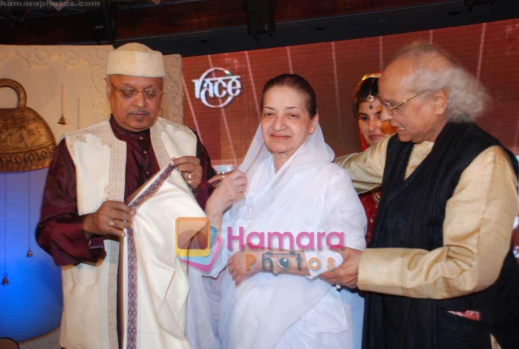 Kiran Shantaram, Pandit Jasraj at V Shantaram Awards in Novotel on 21st Dec 2009 