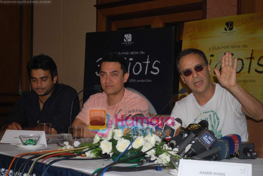 Vidhu Vinod Chopra, Aamir Khan at 3 Idiots press meet in Taj Land's End on 22nd Dec 2009 