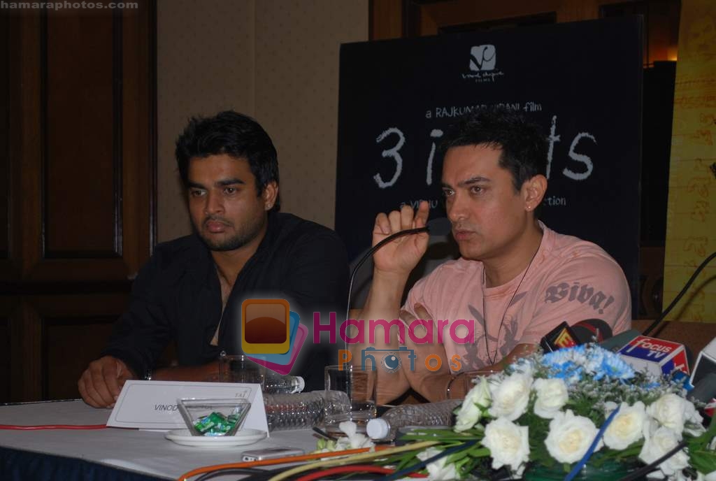 Madhavan, Aamir Khan at 3 Idiots press meet in Taj Land's End on 22nd Dec 2009 